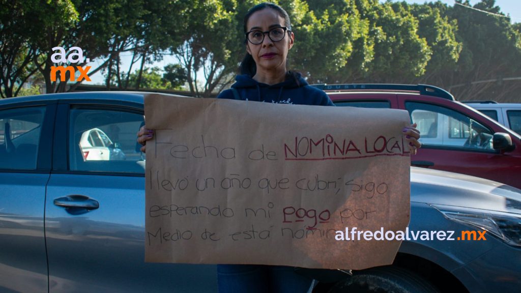 Profesores del SNTE se manifiestan por rezago de pagos