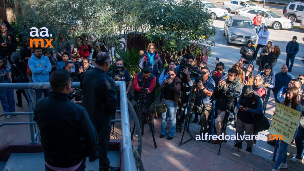 Profesores del SNTE se manifiestan por rezago de pagos