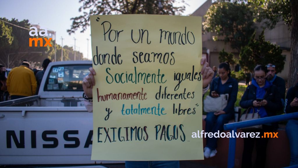 Profesores del SNTE se manifiestan por rezago de pagos