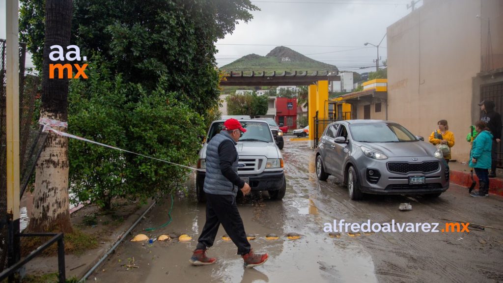 Tormenta provoca inundación de privada en Riberas del Bosque