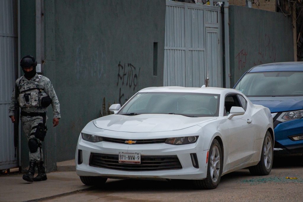 Balean a hombre a bordo de un Camaro