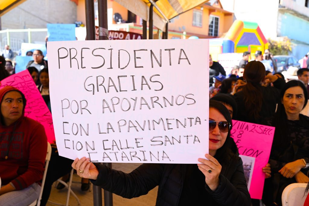 Gobierno de Montserrat Caballero  entrega calle pavimentada en ejido Francisco Villa