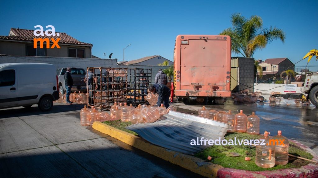 Camión se queda sin frenos y vuelca en un estacionamiento Camión se queda sin frenos y vuelca en un estacionamiento