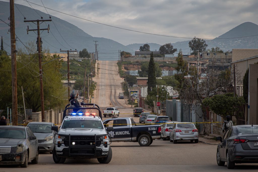 Balean a hombre a bordo de un Camaro