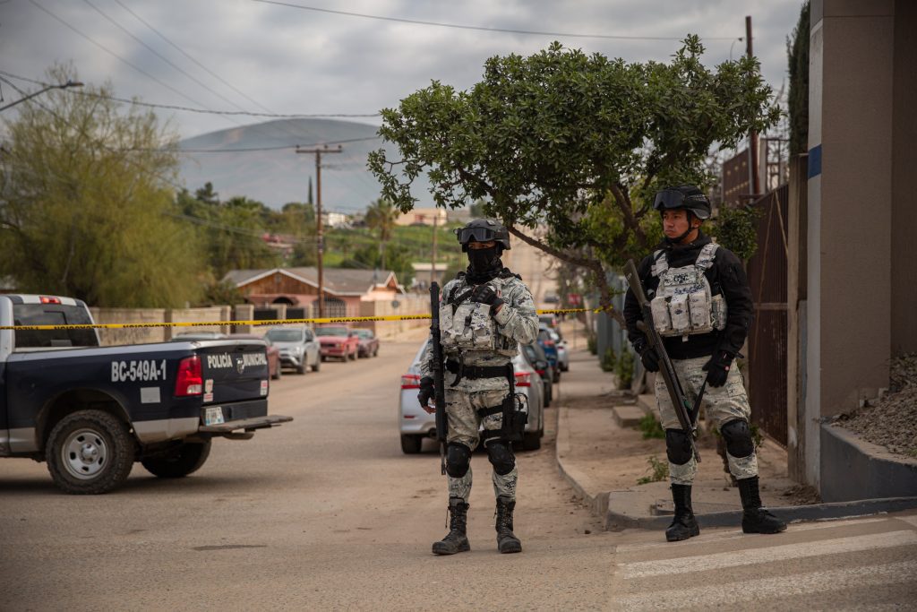 Balean a hombre a bordo de un Camaro