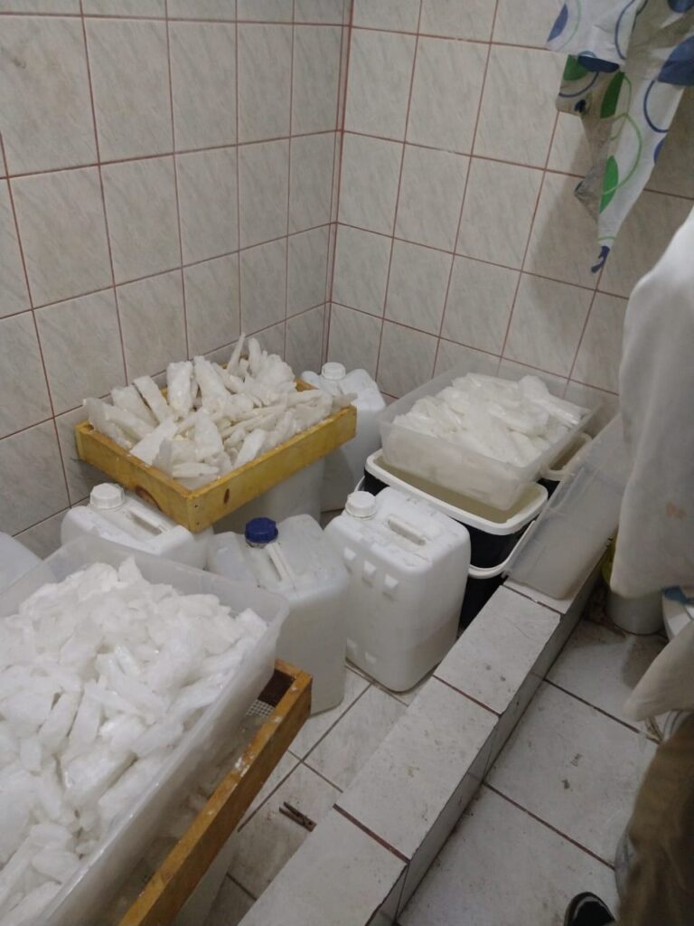 Localizan 13 contenedores con metanfetamina tras cateo