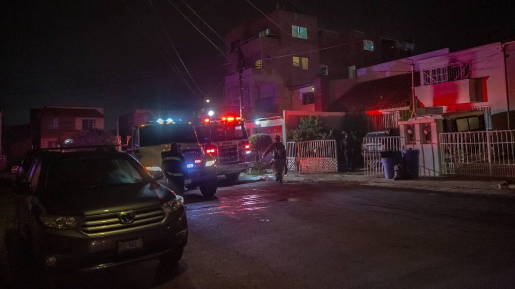 Pareja sufre quemaduras tras explosión de su vivienda