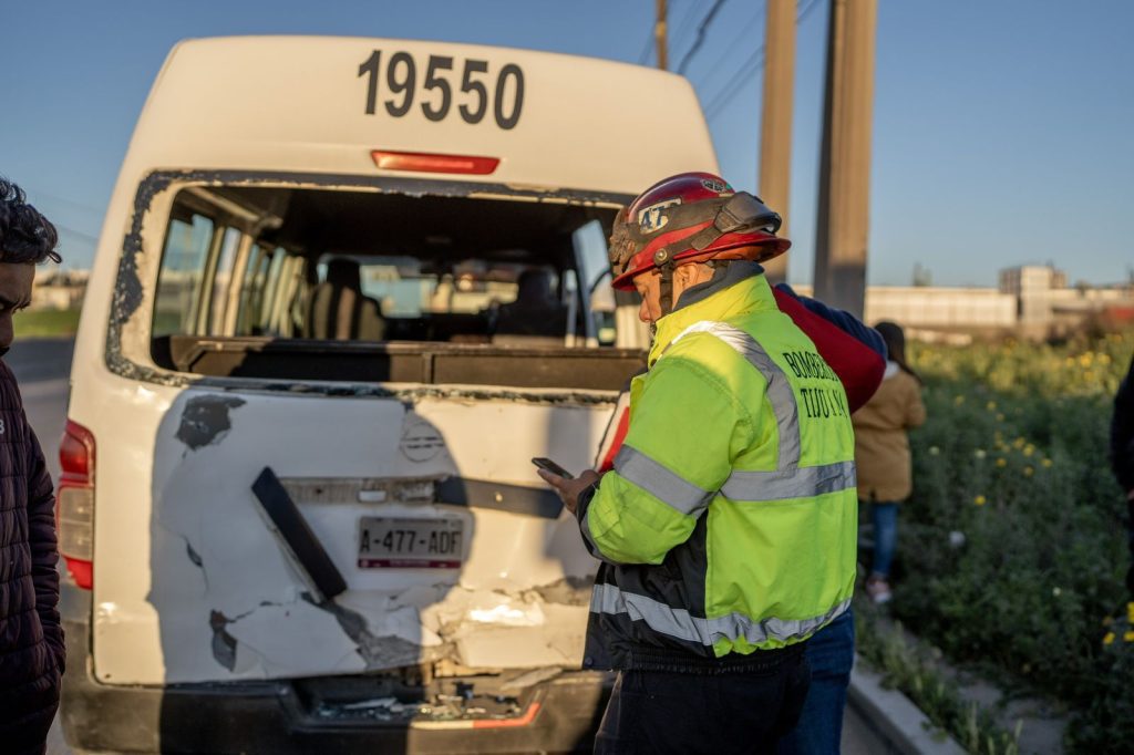 Tráiler choca con un taxi de ruta en la Zona Este