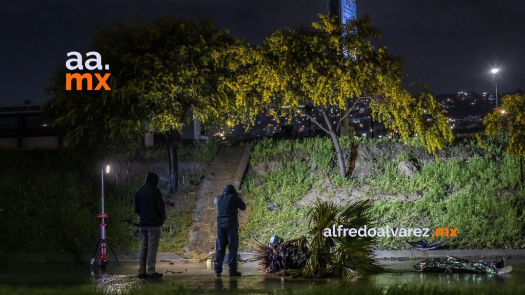 Hombre se atraviesa en la Vía Rápida y muere atropellado
