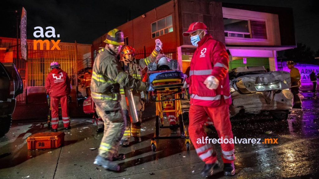 Sujeto choca por ir a exceso de velocidad y lesiona a cinco jóvenes