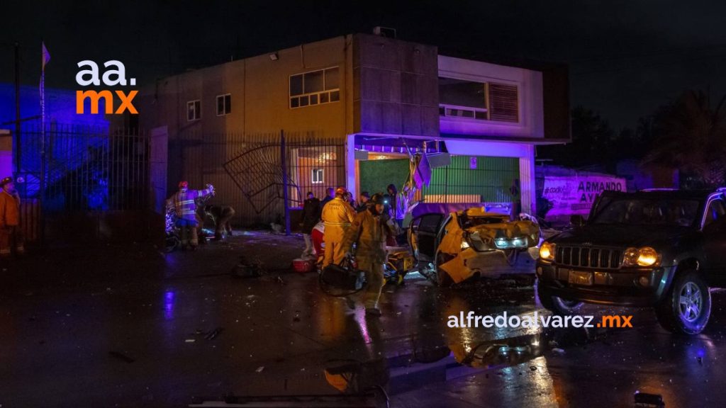Sujeto choca por ir a exceso de velocidad y lesiona a cinco jóvenes