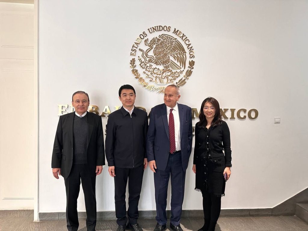 Durazo sostiene encuentro con directivos de empresa generadora de energías limpias
