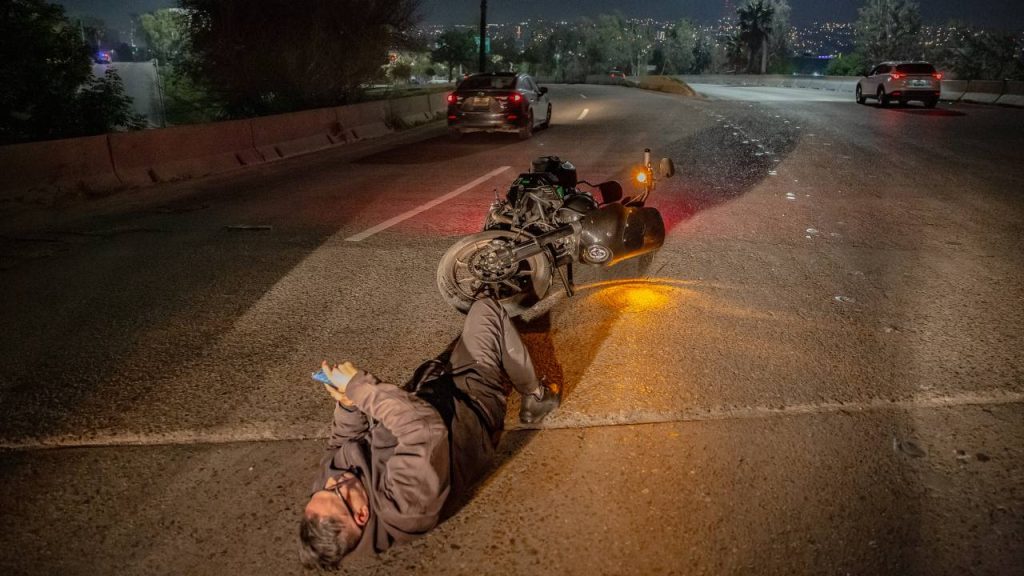 Estadounidense sufre accidente en su motocicleta