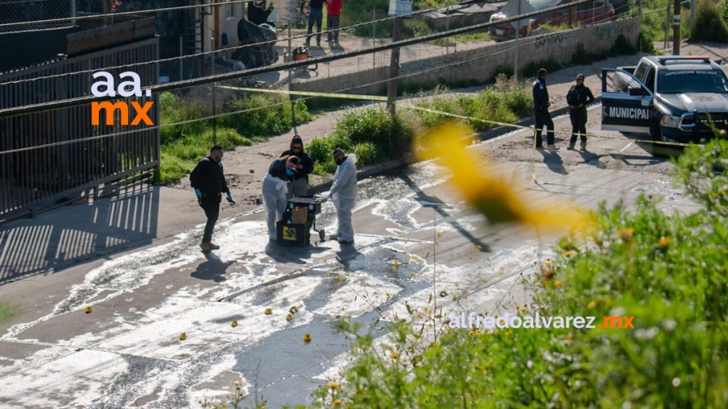 Motociclistas rafaguean a un hombre en su auto
