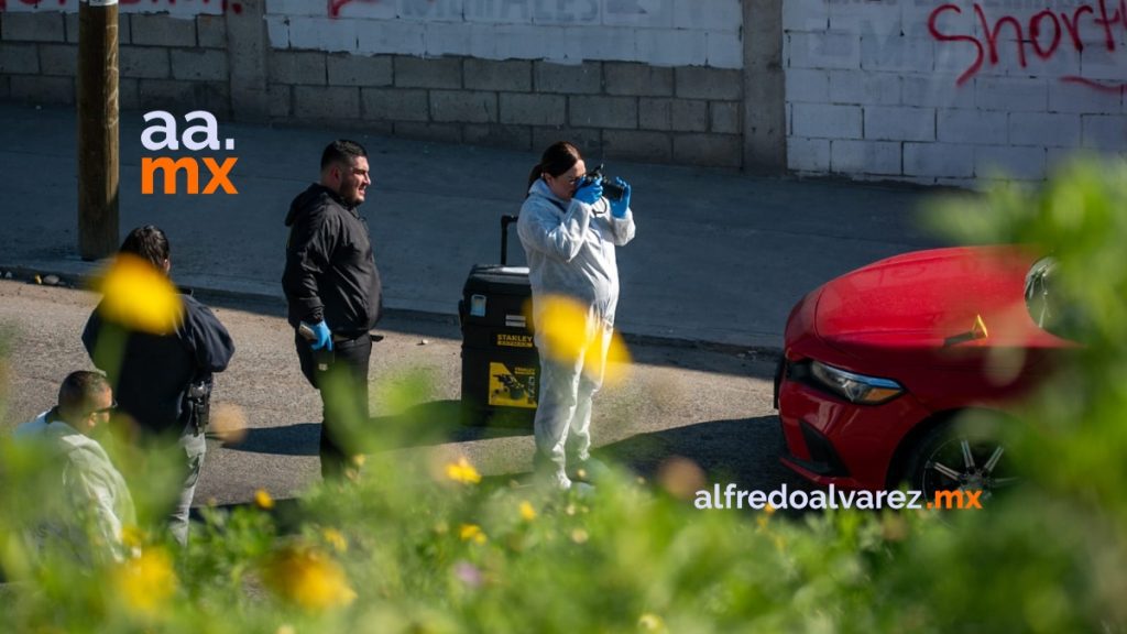 Motociclistas rafaguean a un hombre en su auto