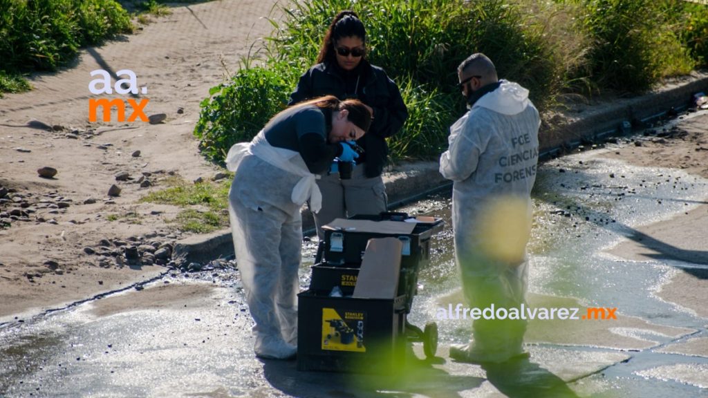 Motociclistas rafaguean a un hombre en su auto