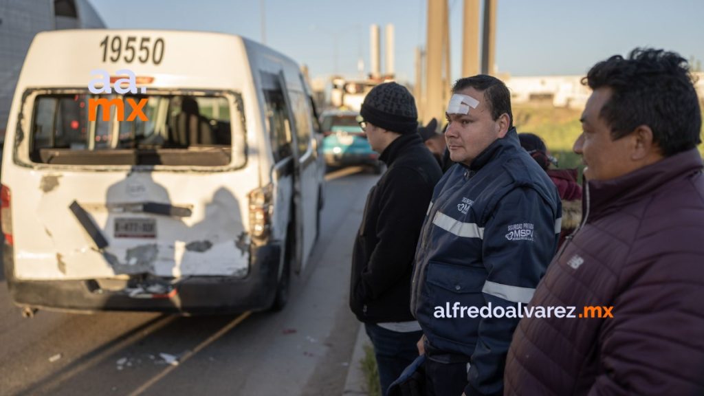 Tráiler choca con un taxi de ruta en la Zona Este