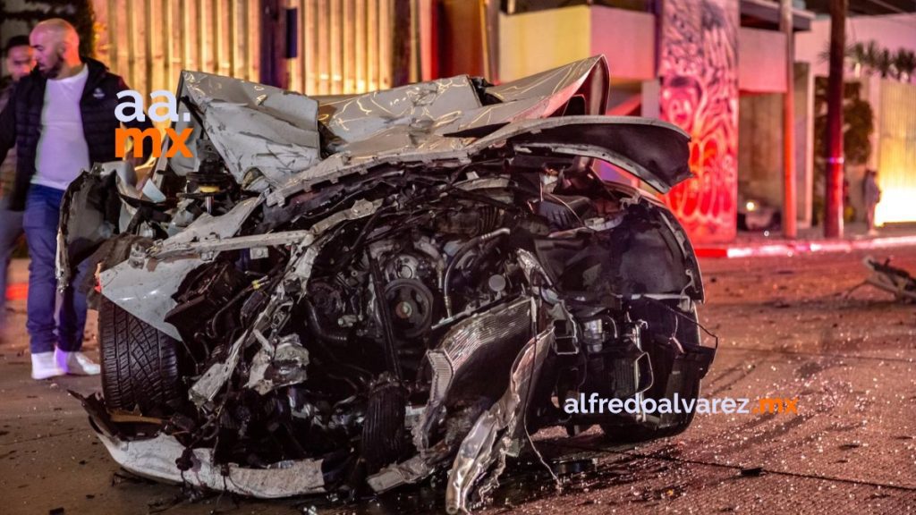 Adolescente conducía a exceso de velocidad e impacta a un taxi rojo con pasaje