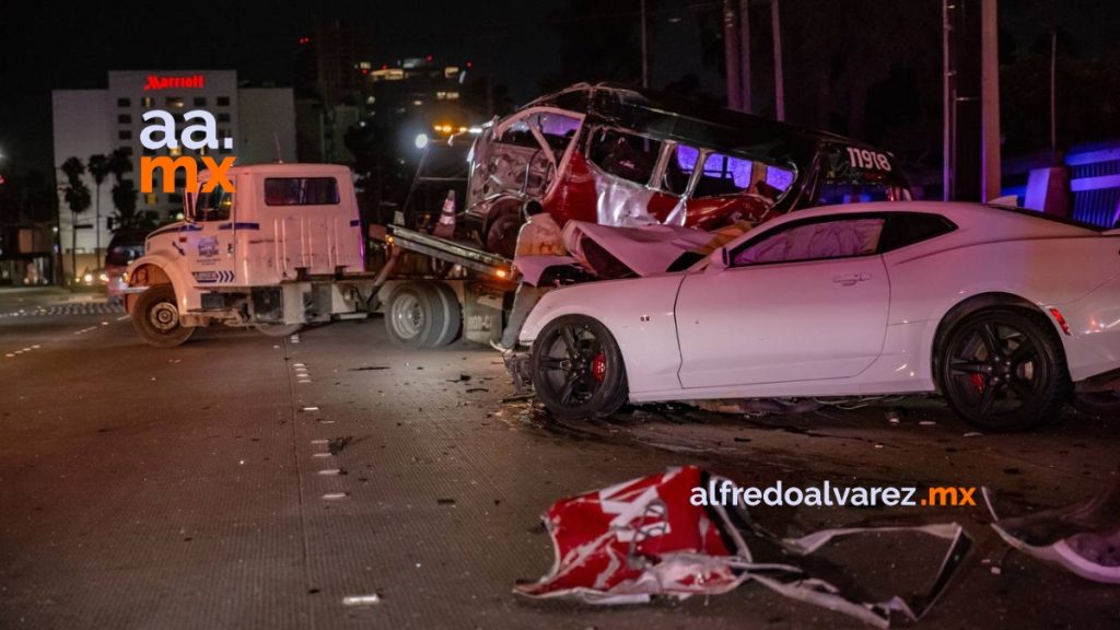 Adolescente conducía a exceso de velocidad e impacta a un taxi rojo con pasaje