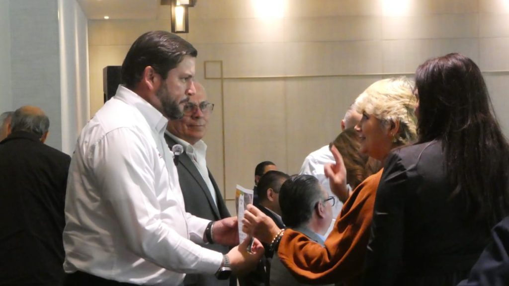 Ismael Burgueño expone propuestas de gobierno ante empresarios del sector maquilador