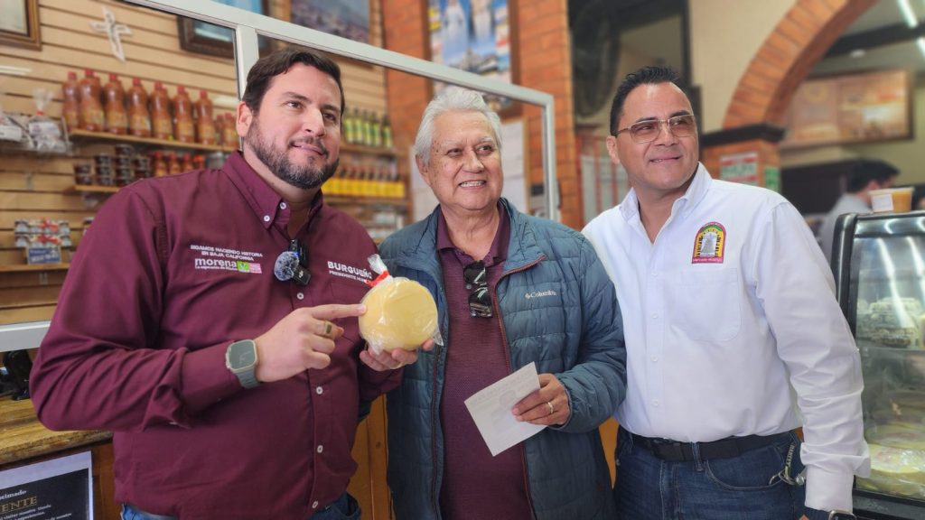 Ismael Burgueño escucha a comerciantes del Mercado Hidalgo