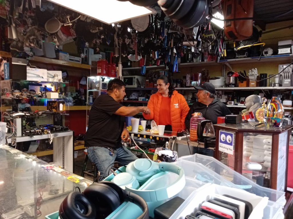 Karla Ruiz Macfarland visita swap meet La Mesa y Mercado sobreruedas bosco