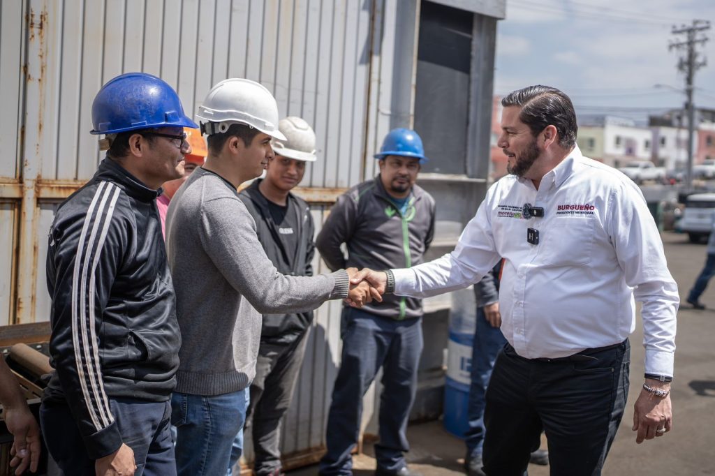 Ismael Burgueño visita empresa maquiladora