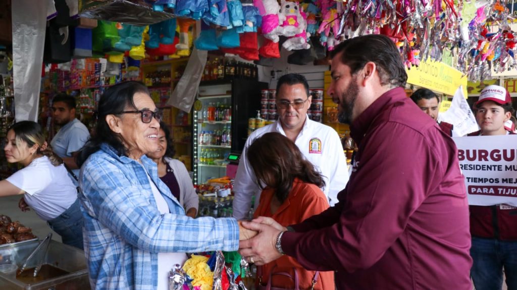 Ismael Burgueño escucha a comerciantes del Mercado Hidalgo