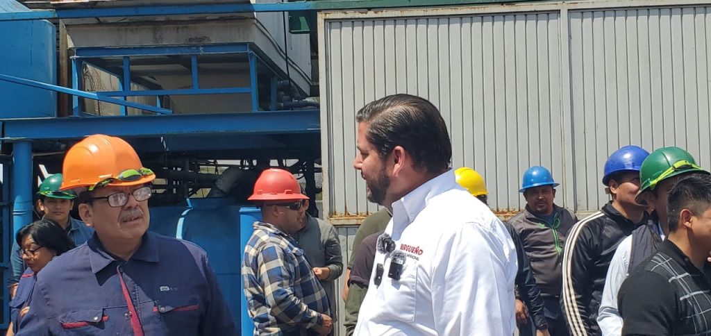Ismael Burgueño visita empresa maquiladora