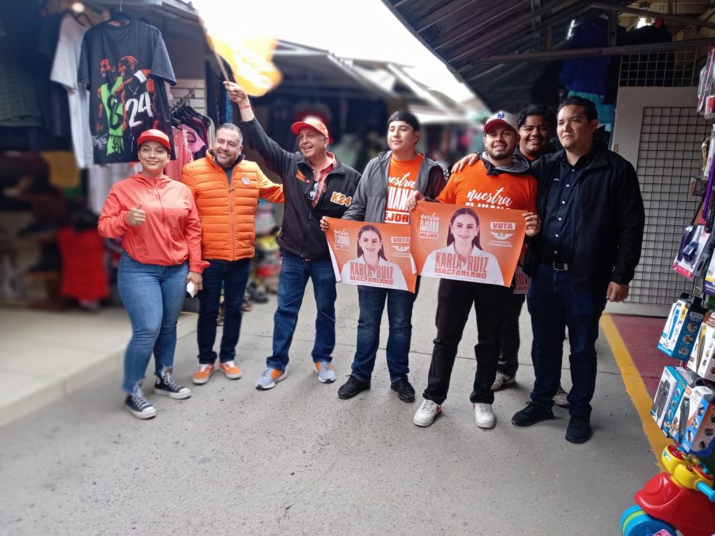 Karla Ruiz Macfarland visita swap meet La Mesa y Mercado sobreruedas bosco