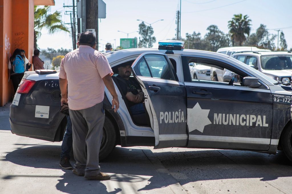 Transporte de personal choca con carro particular
