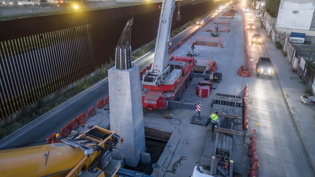 Colocan la primera columna del Viaducto Elevado de Tijuana Colocan la primera columna del Viaducto Elevado de Tijuana