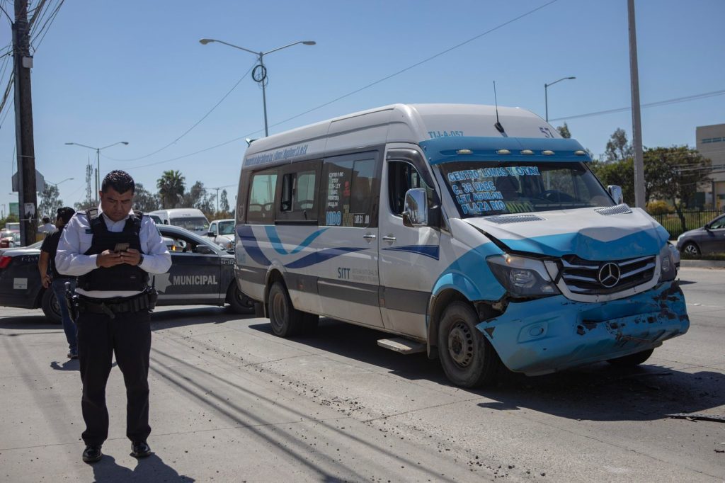 Transporte de personal choca con carro particular