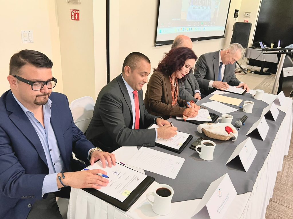 Firman convenio de colaboración el Colegio de Notarios y el IEEBC