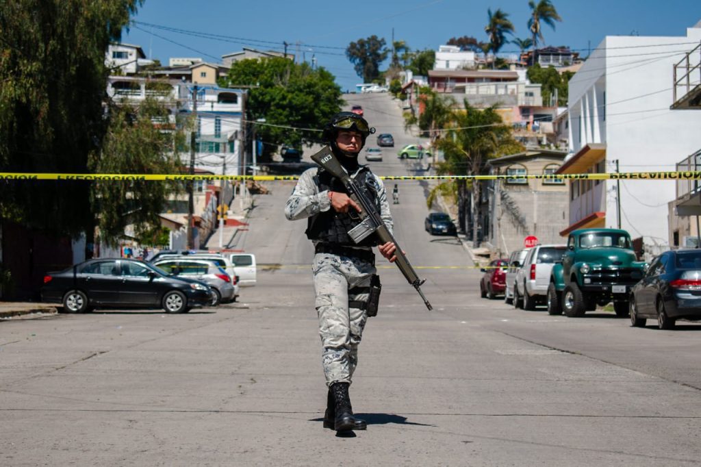 Hallan muerto a hombre acusado de lanzar a una persona por acantilado en Playas
