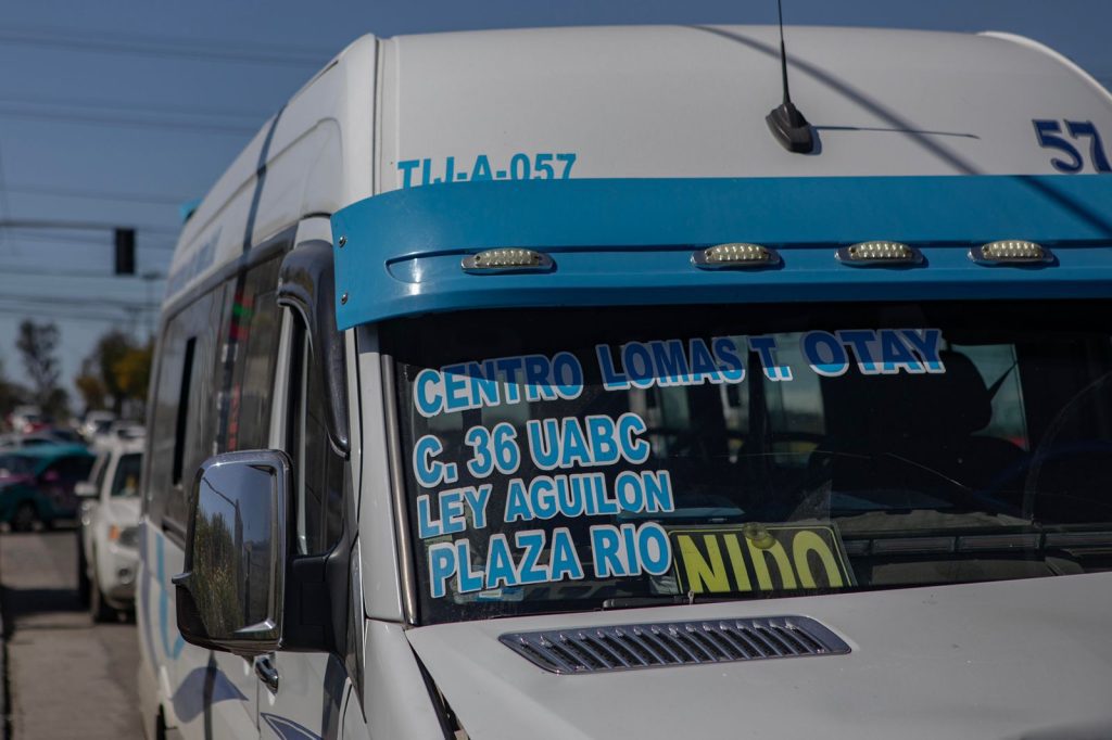 Transporte de personal choca con carro particular