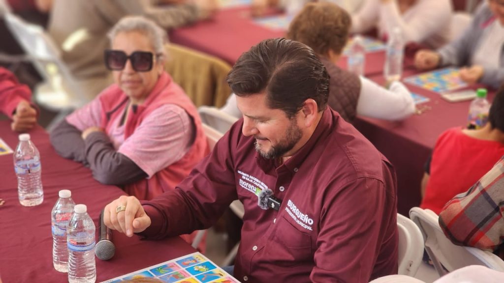 Ismael Burgueño escucha a comerciantes del Mercado Hidalgo