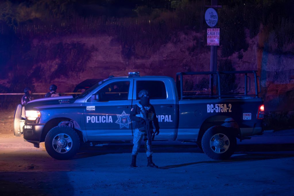 Hombre es atacado a balazos mientras conducía