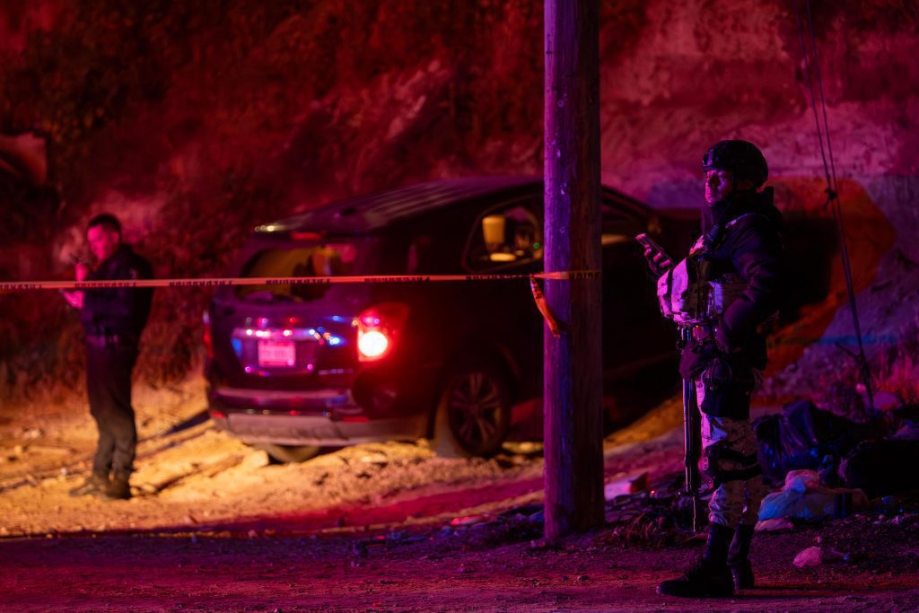 Hombre es atacado a balazos mientras conducía
