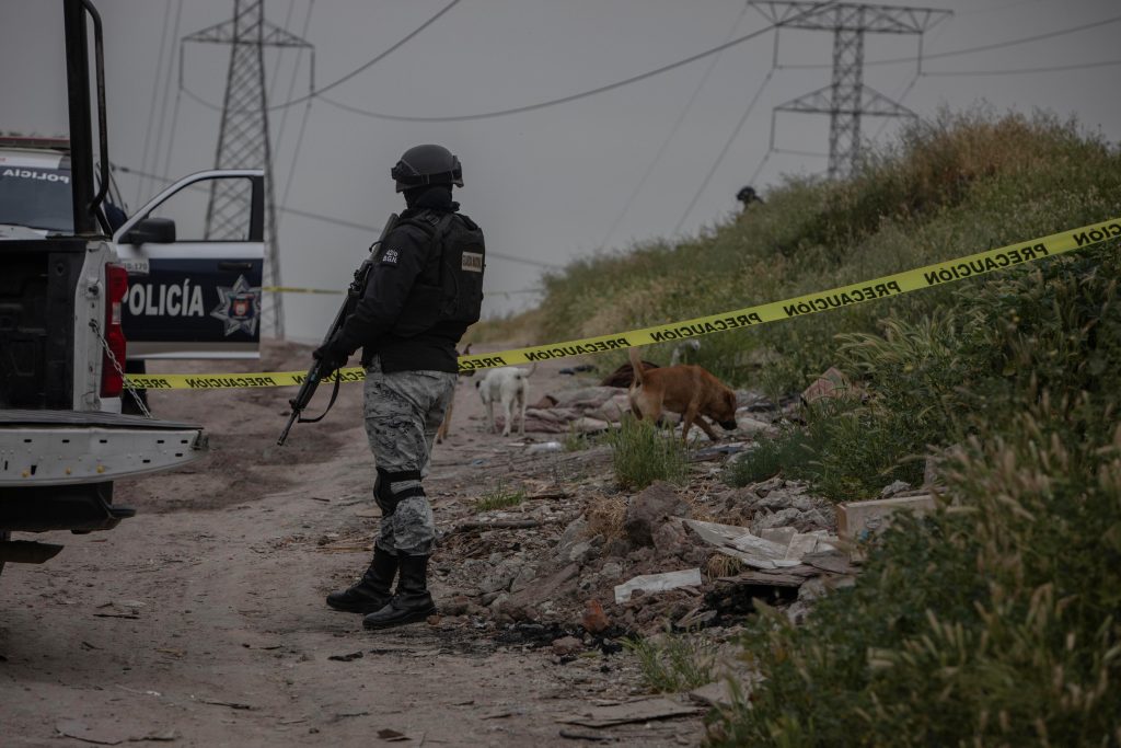 Abandonan otro cuerpo encobijado en lote baldío