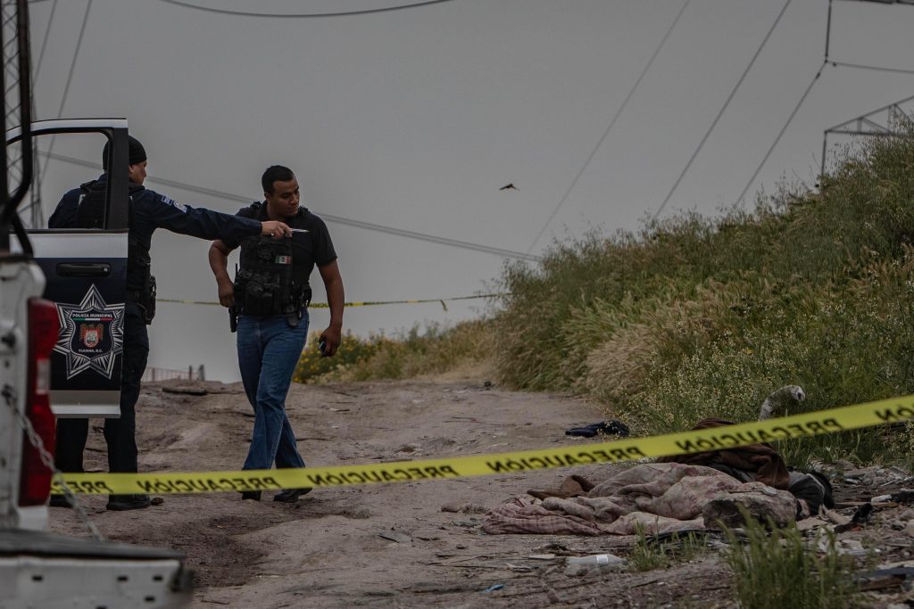 Abandonan otro cuerpo encobijado en lote baldío