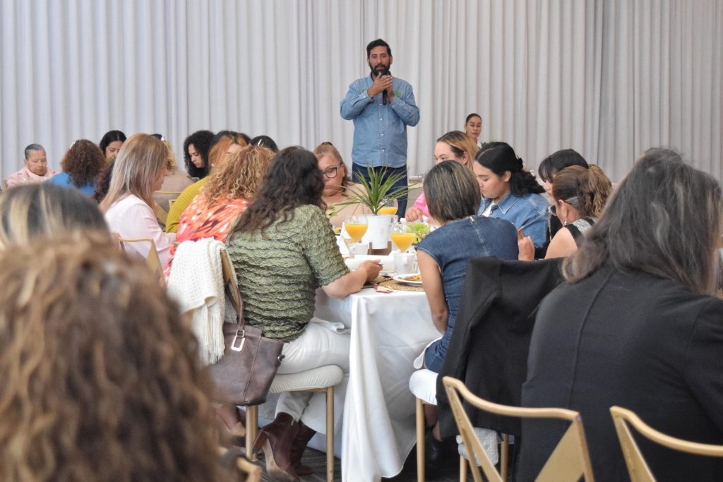 Más de 100 mujeres se reunieron con Juan Carlos Hank Krauss para manifestarle su apoyo