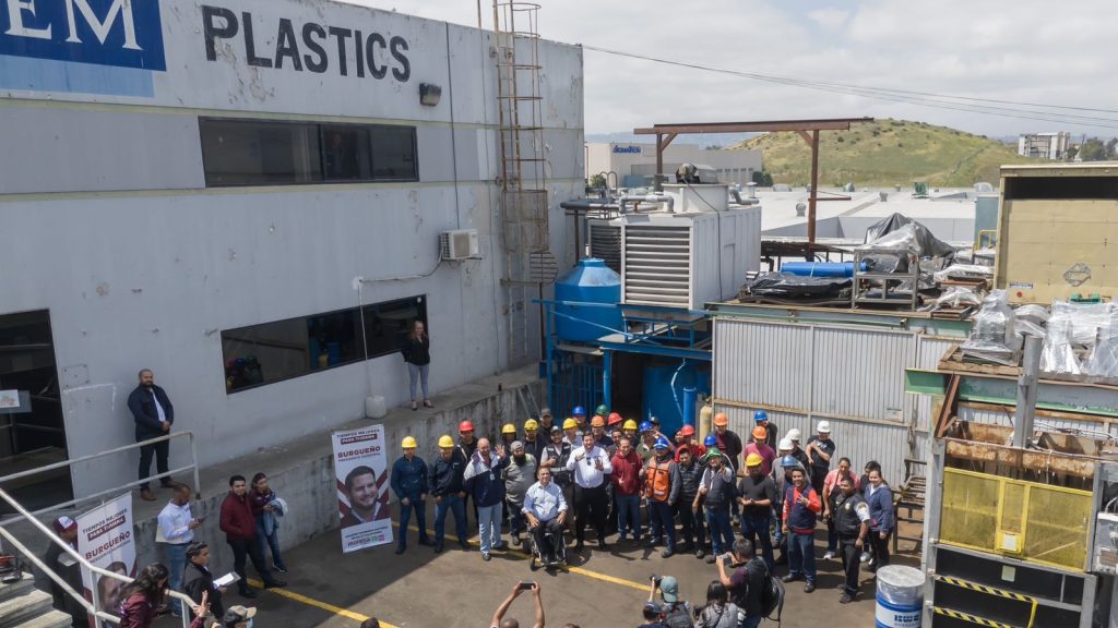 Ismael Burgueño visita empresa maquiladora