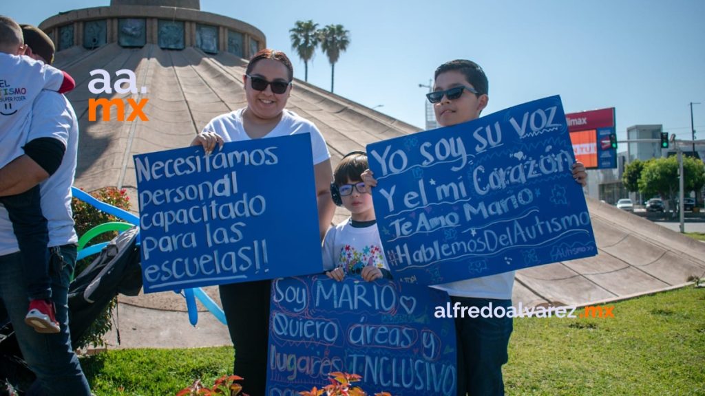 Padres de familia marchan por el día mundial de la concienciación sobre el autismo