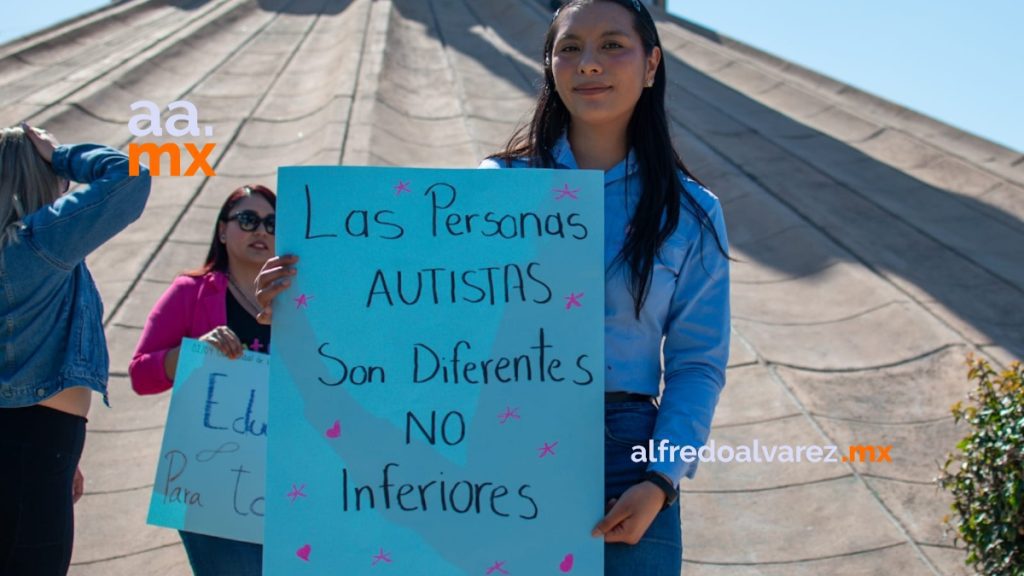 Padres de familia marchan por el día mundial de la concienciación sobre el autismo