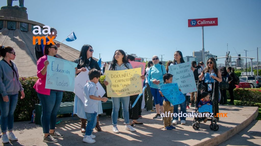 Padres de familia marchan por el día mundial de la concienciación sobre el autismo
