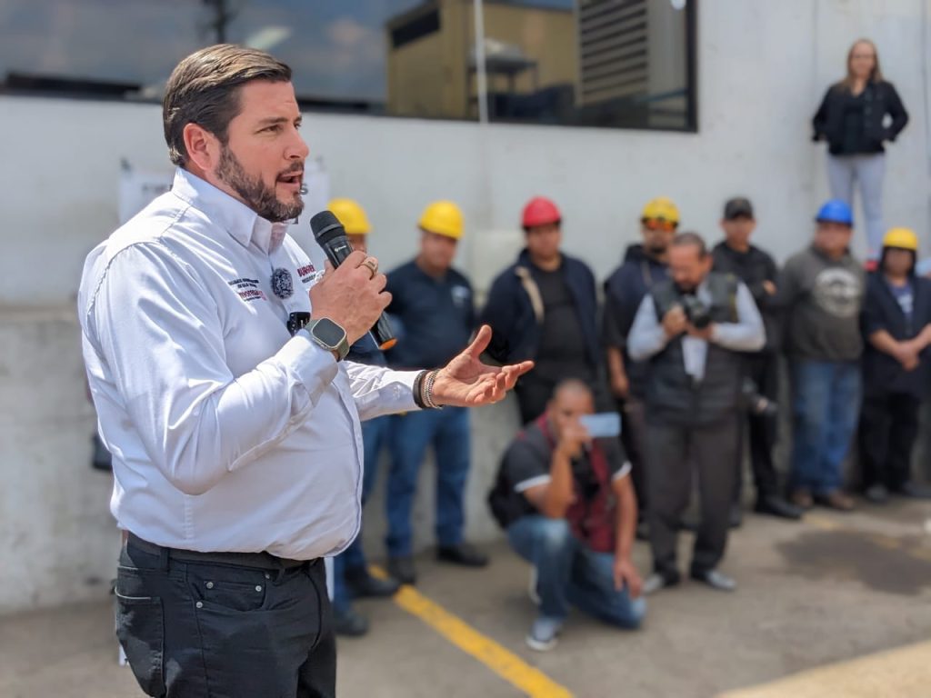 Ismael Burgueño visita empresa maquiladora