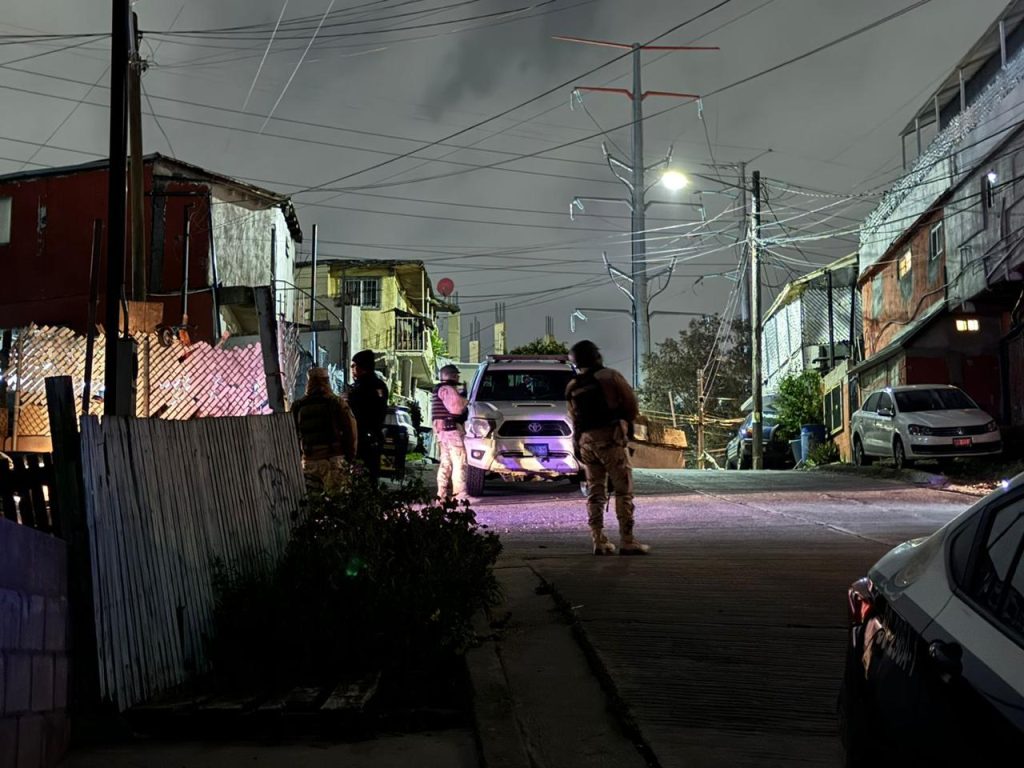 Localizan cadáver en una maleta con un mensaje