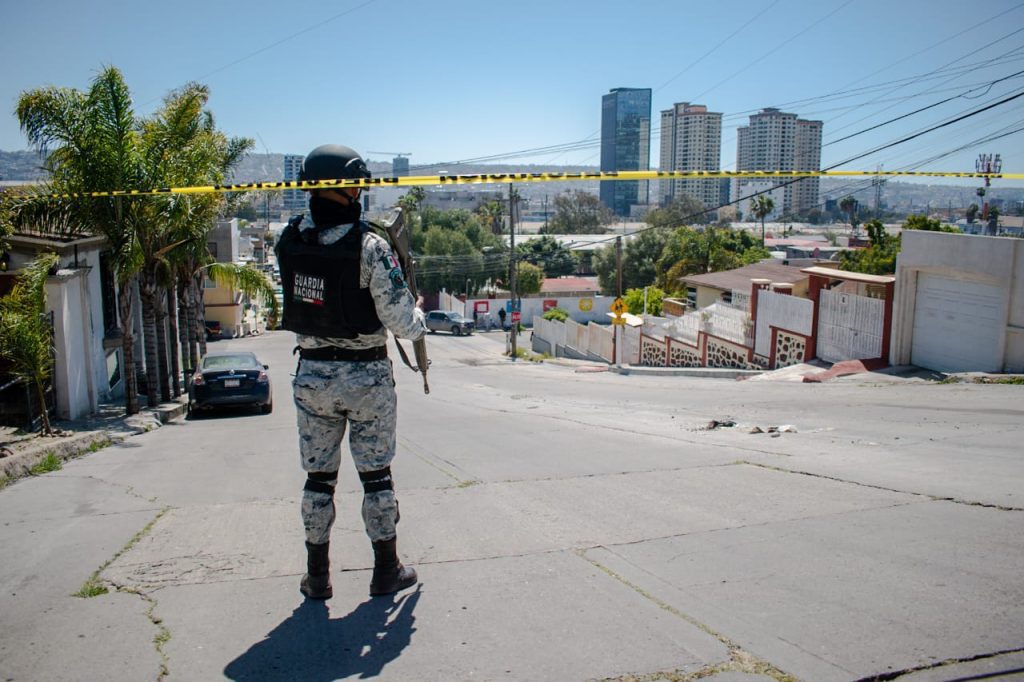 Hallan muerto a hombre acusado de lanzar a una persona por acantilado en Playas