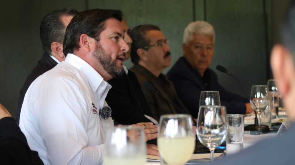 Ismael Burgueño expone propuestas de gobierno ante empresarios del sector maquilador